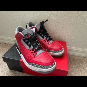 AIR JORDAN 3 RETRO SE
FIRE RED/FIRE RED-CEMENT GREY